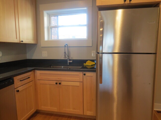 Foto del edificio - 1782 W 44th St
