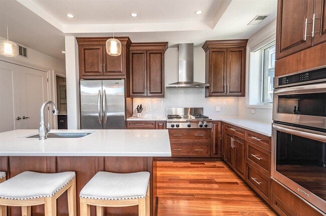 Building Photo - 250 Henley Pl