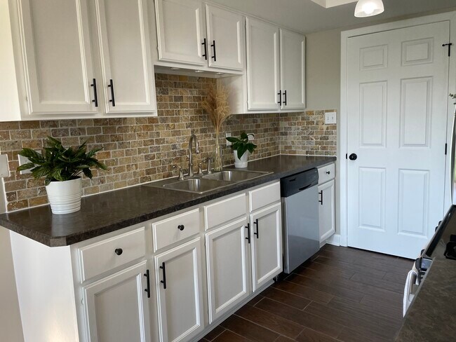 Foto del edificio - 16414 Brementowne Rd