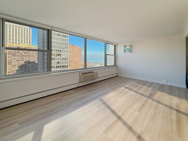 Building Photo - 336 W Wellington Ave