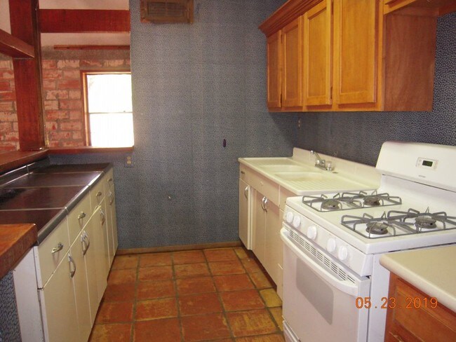 Building Photo - 2 bed / 1 bath rental