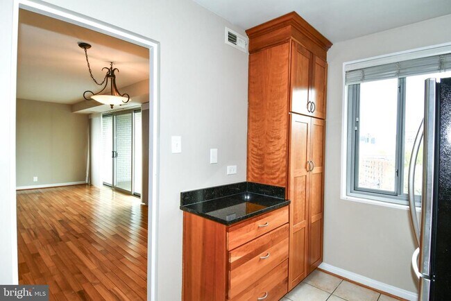 Foto del edificio - 8315 N Brook Ln