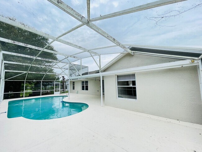 Foto del edificio - Single-Family Deltona Home with Pool Avail...