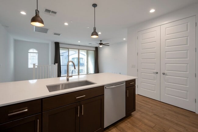 Foto del edificio - Like Brand New Luxurious Modern 3 Bedroom 2 Bath Townhome in Warner Meadow – Rare Rental Opportun...