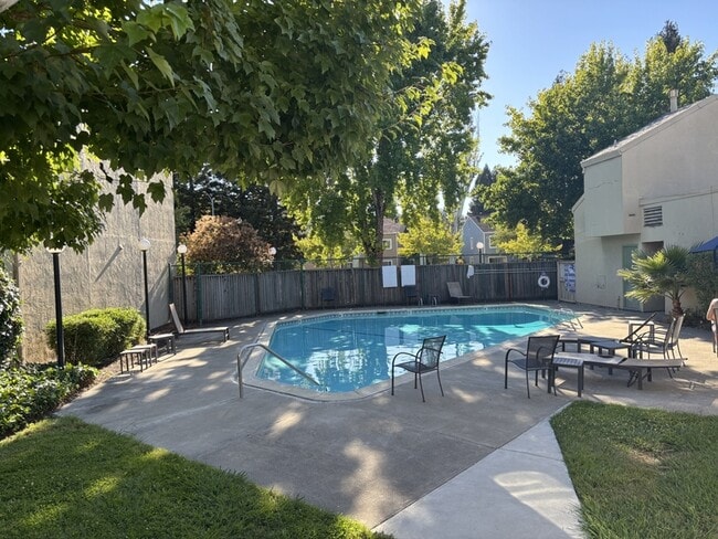 Foto del edificio - 3022 Yulupa Ave