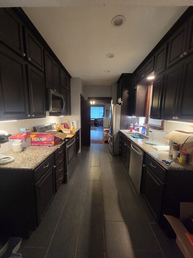Building Photo - Large 3 bedroom 2 bath Home