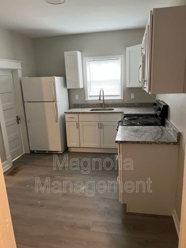 Building Photo - 214-A Walnut St.