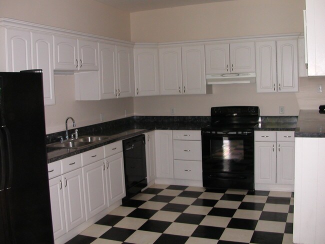 Building Photo - 402 E Victory Dr