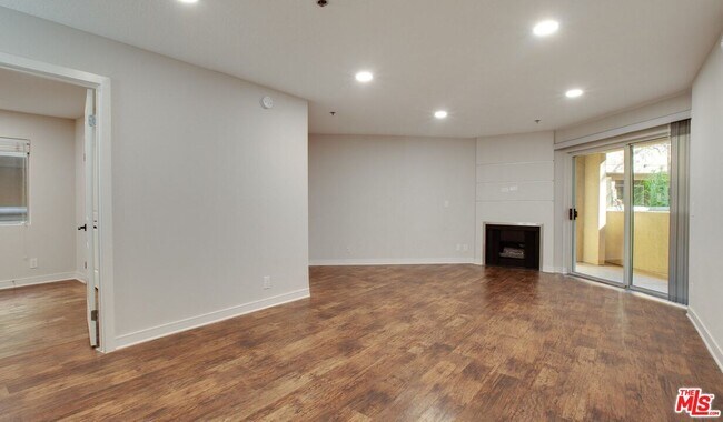 Foto del edificio - 7660 Beverly Blvd