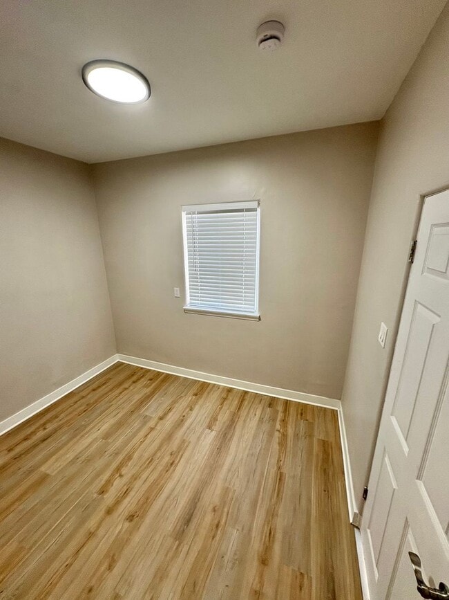 Interior Photo - 527 Hyde Park Blvd