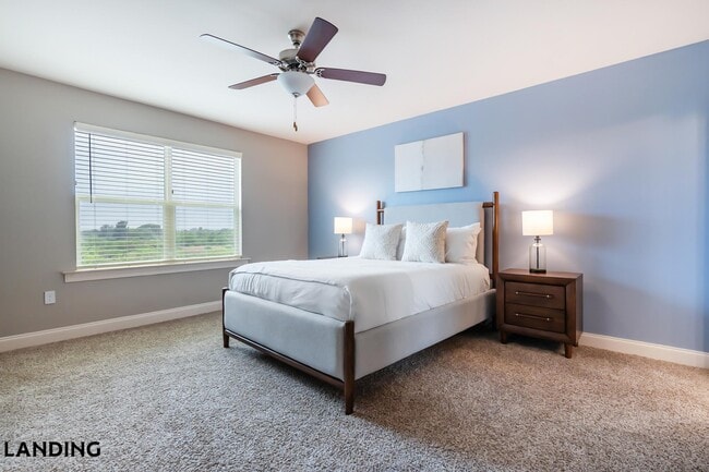 Building Photo - 305 Laredo Dr