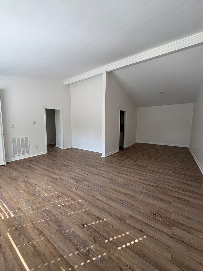 Building Photo - 250 Ridgewood Ave