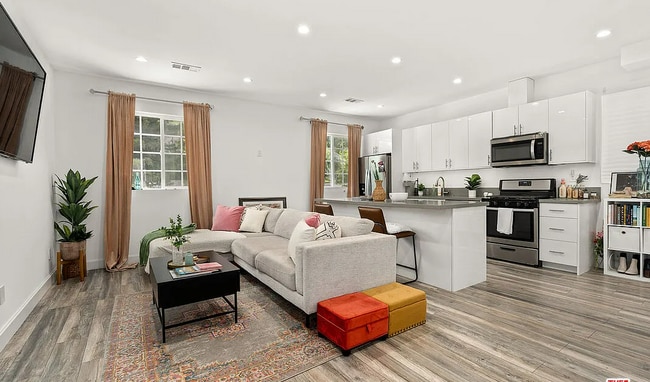 Foto del edificio - 6650 Valley Circle Blvd