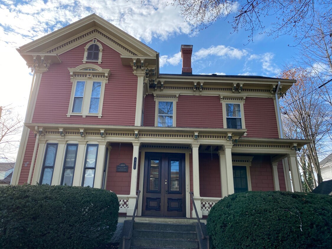 122 W Wyoming Ave Unit 1, Melrose, MA 02176 Condo for Rent in Melrose