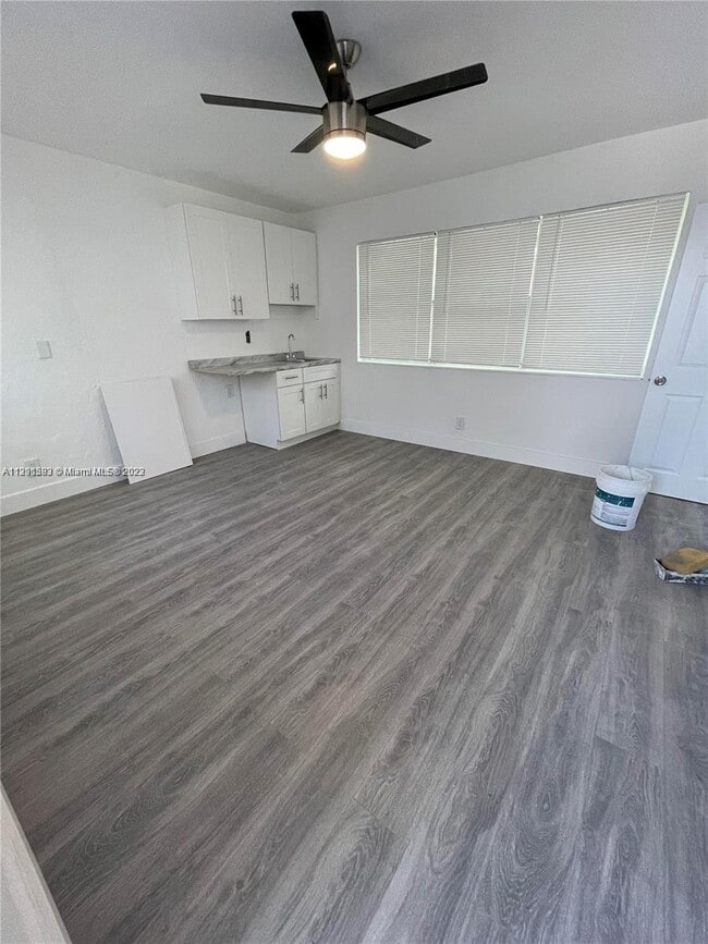 Foto del edificio - 327 NE 55th St