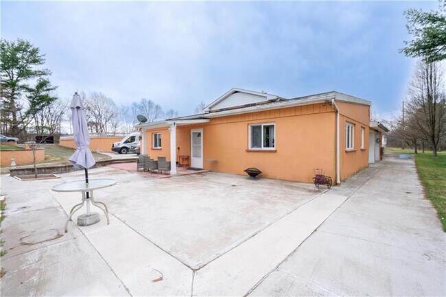 Building Photo - 212 Signorile Ln