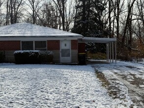 Building Photo - 224 E Ellis Rd