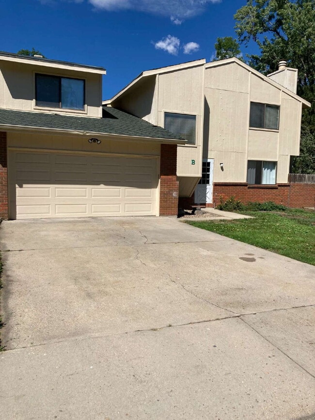Building Photo - 1065 Fairway Ct