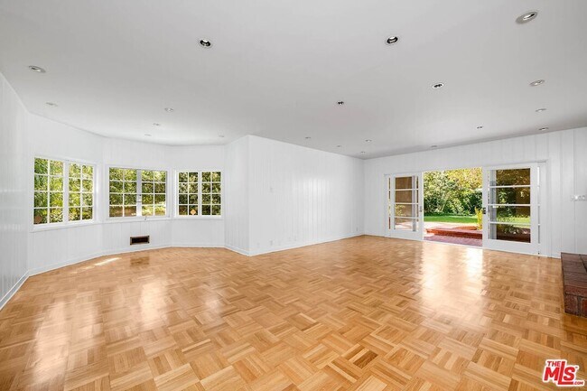 Foto del edificio - 809 N Bedford Dr