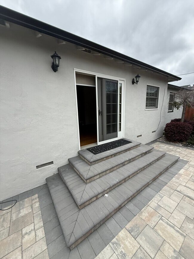 Foto del edificio - Burlingame Charming 2 Br 2ba Home   Open Saturday 12-1pm