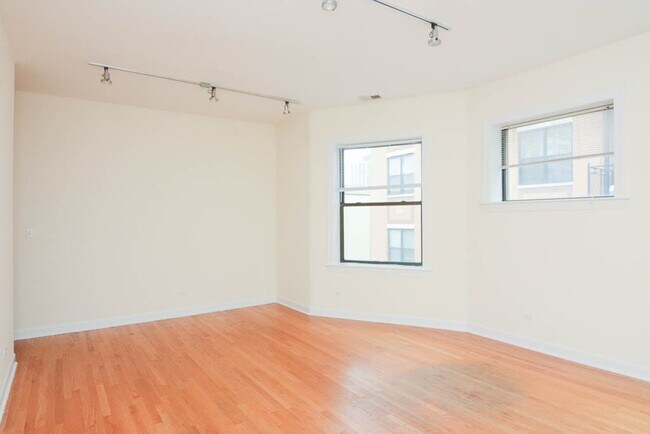 Building Photo - 4715 N Sheridan Rd