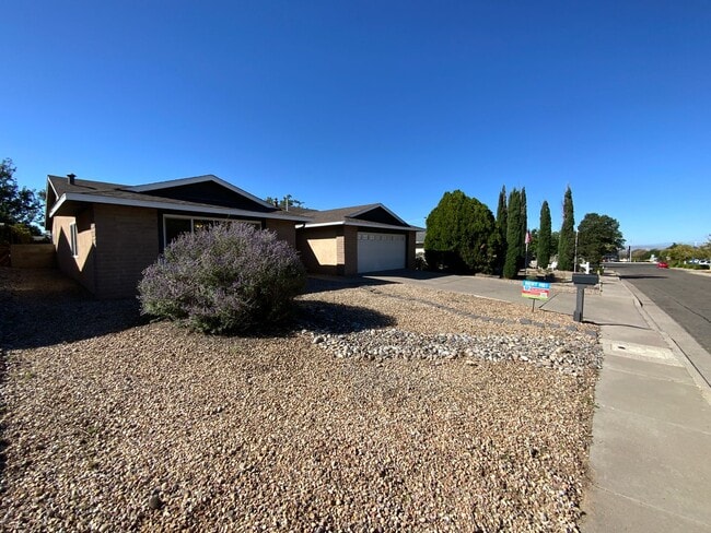 Foto del edificio - 4 Bedroom with Office Single Story Home Av...