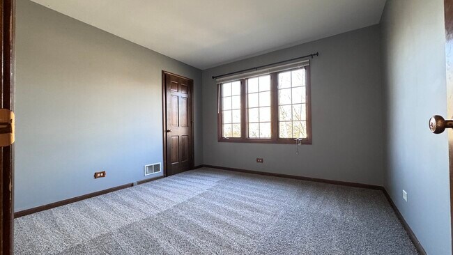 Building Photo - 1424 Chestnut Ridge Dr
