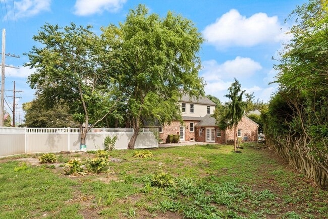 Building Photo - 129 Maple Ave