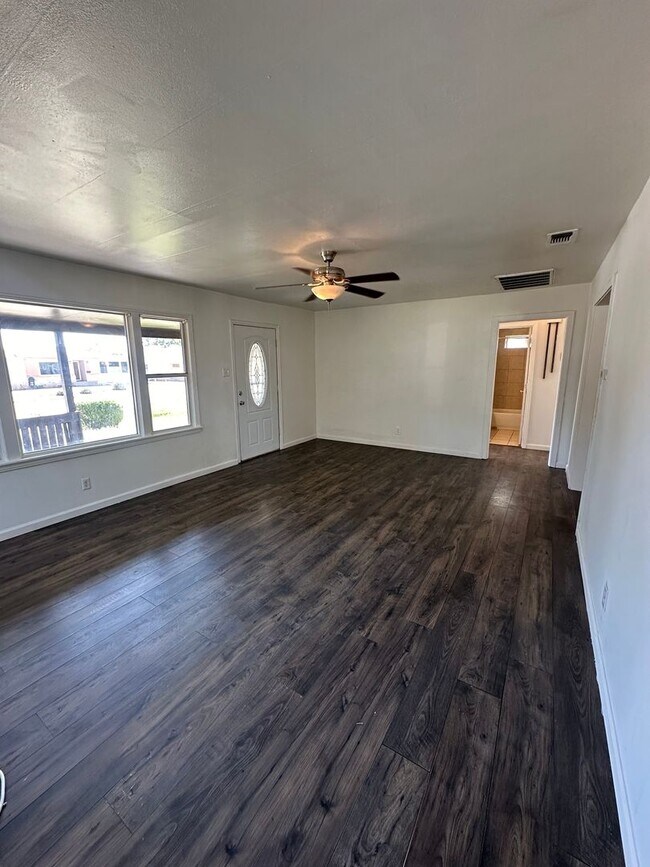 Building Photo - Spacious 3 Bed Home! Convenient Location! ...