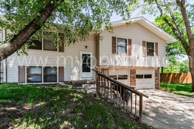 Building Photo - Beautiful 3 Bedroom / 2.5 Bath | 120th and...
