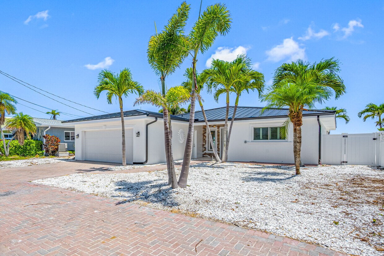 Foto principal - 16009 6th St E