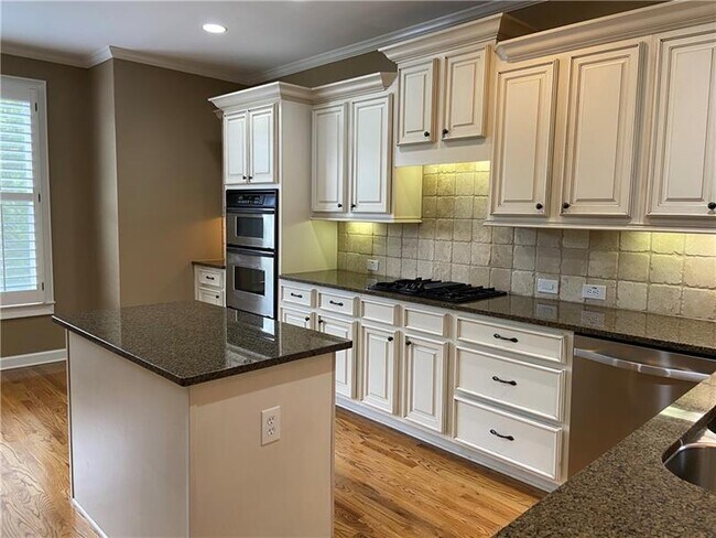 Building Photo - 4201 Village Green Dr