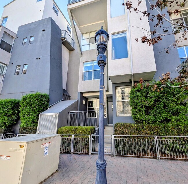Foto del edificio - Walk-Up Townhouse in Downtown SD -  Dual Master 2 Bed 3 Bath with Brand New Flooring!