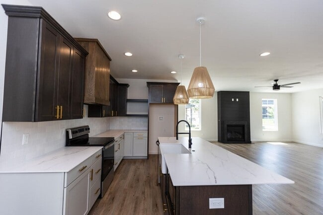 Building Photo - Executive Property located in Republic with a "furnished option" Don't miss this showstopper!!