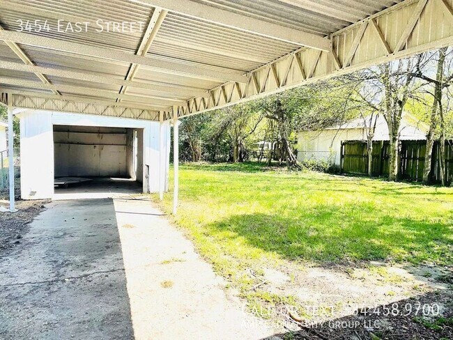 Foto del edificio - 3454 East St