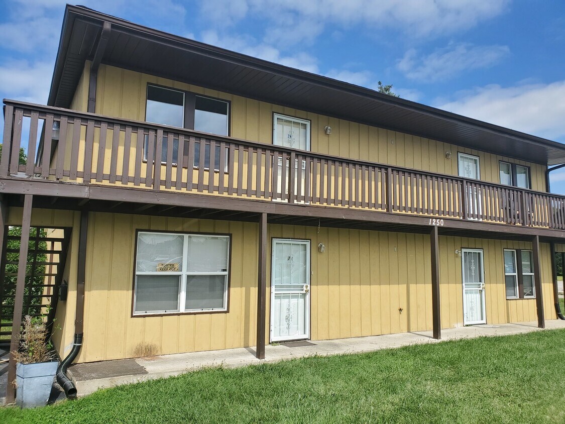 1250 West End Ave Unit 2E, Chicago Heights, IL 60411 Room for Rent in