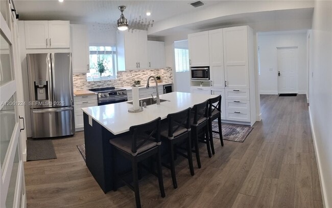 Building Photo - 2700 SW 28th Ct