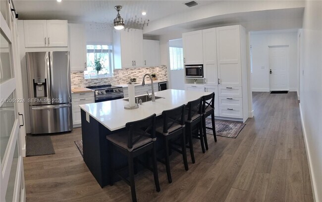 Foto del edificio - 2700 SW 28th Ct