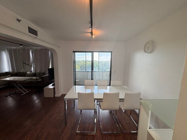 Foto del edificio - 250 Hammond Pond Pkwy