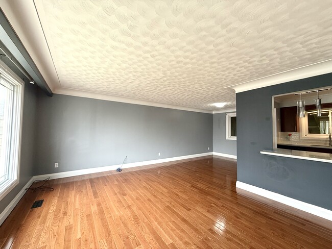 Building Photo - 585 Mohawk Rd E