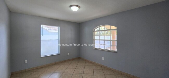 Foto del edificio - Spacious 3-Bedroom, 2-Bath Home with Covered Screened Porch & Large Kitchen in Tampa