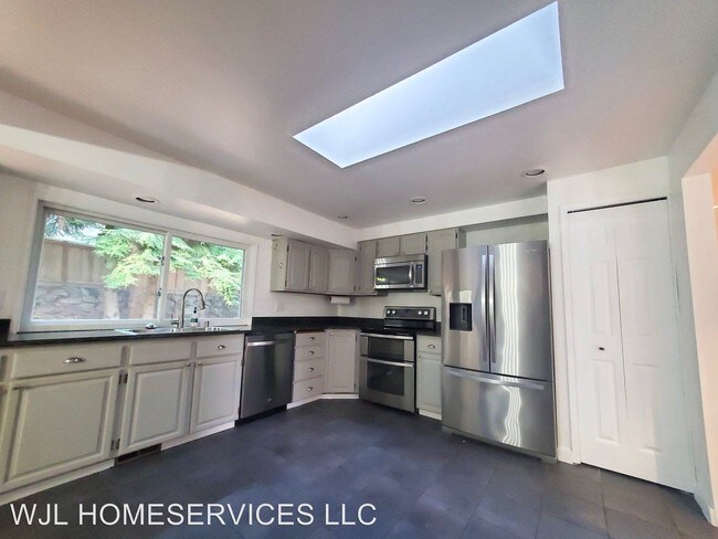 Building Photo - 5 br, 3 bath House - 21804 3rd Dr SE