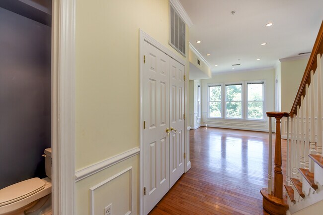 Foto del edificio - 1229 12th Street NW, Unit 203