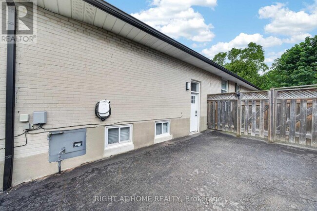 Building Photo - 1599 Sandgate Crescent