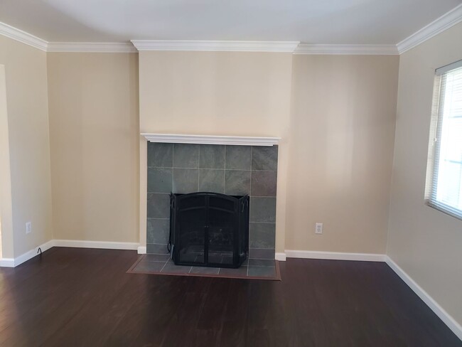 Building Photo - Gorgeous 3 bedroom 2 bath home with 2 car ...