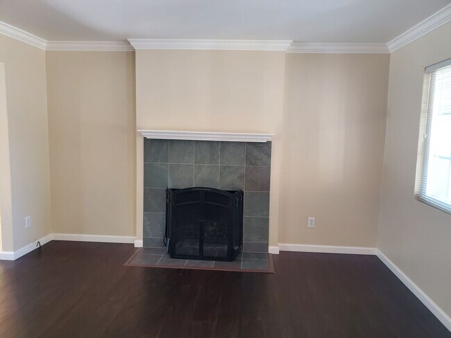 Foto del edificio - Gorgeous 3 bedroom 2 bath home with 2 car ...