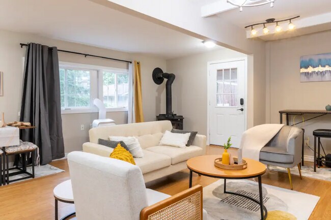 Foto del edificio - 1011 Pickering Pl NW
