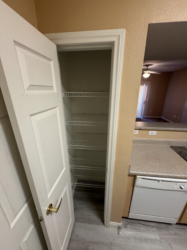 Foto del edificio - One bedroom, one full bath, FULL sized washer/dryer, with one carport AND a detached garage