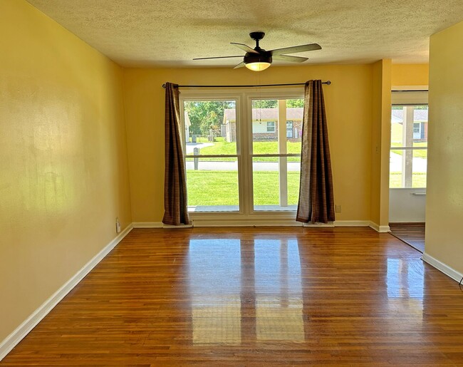 Building Photo - Nice 3 Bedroom Single Family Home! Off-Str...