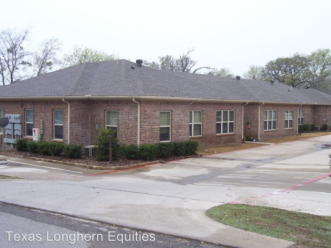 Primary Photo - 2 br, 2 bath Apartment - 228 S. Line #101